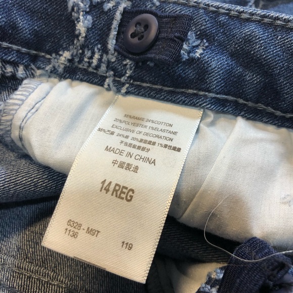 Levi's Size 14 Distressed Star accent
Girl's Step Up Denim Shorts - Picture 6 of 10